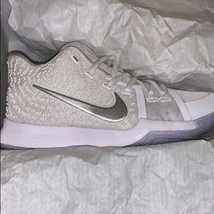 Nike Kyrie 3s
